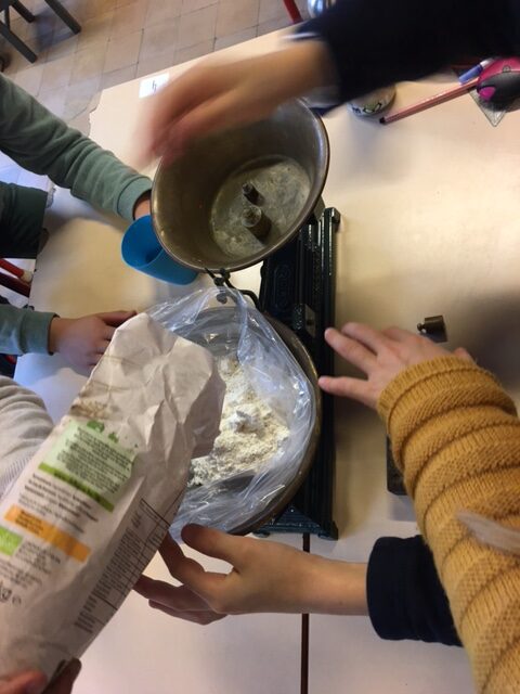 On fait de la pâtisserie entre grands et petits !